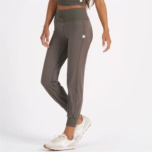 Brand new with tags Vuori Daily Jogger in Oregano
